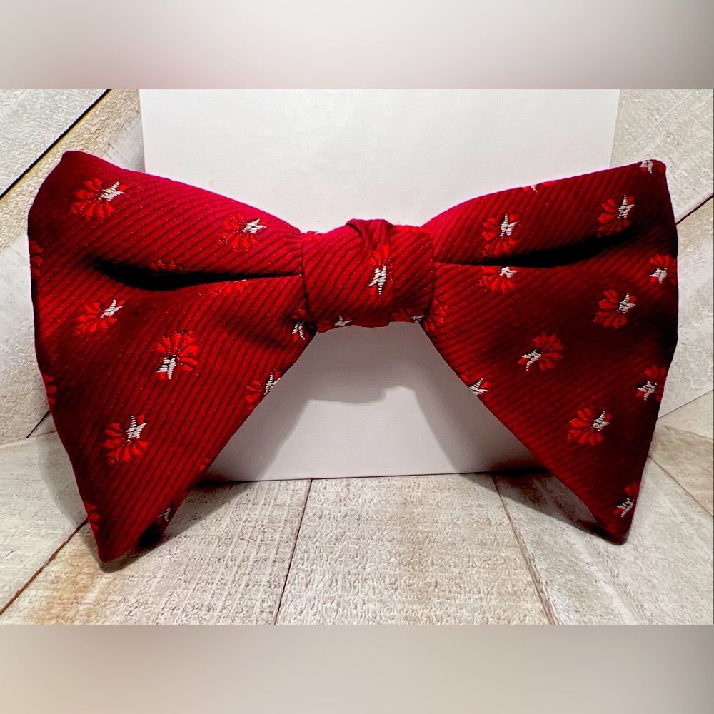 Vintage Royal Rust Resistant Clip On. Maroon With Spotted Pattern.